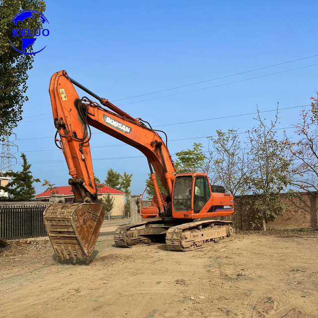 Ein gebrauchter Doosan 300-Bagger aus dem Jahr 2014